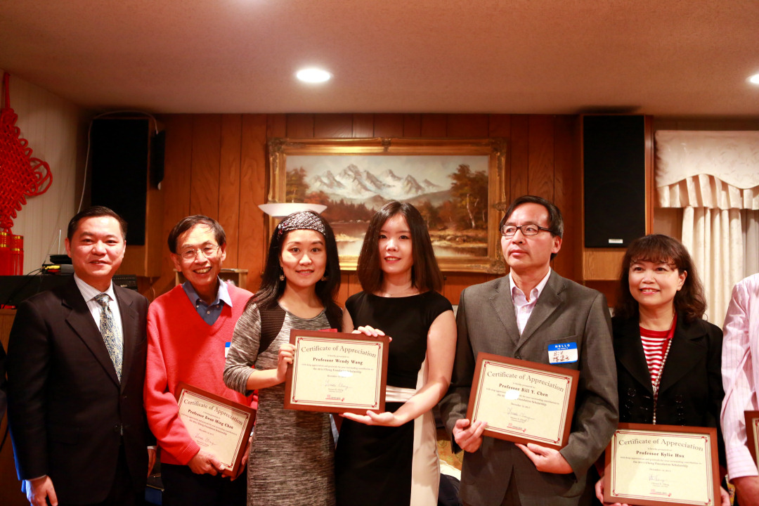 美国华裔教授专家网岁末感恩分享晚会 29位热心服务社区的杰出学者获奖