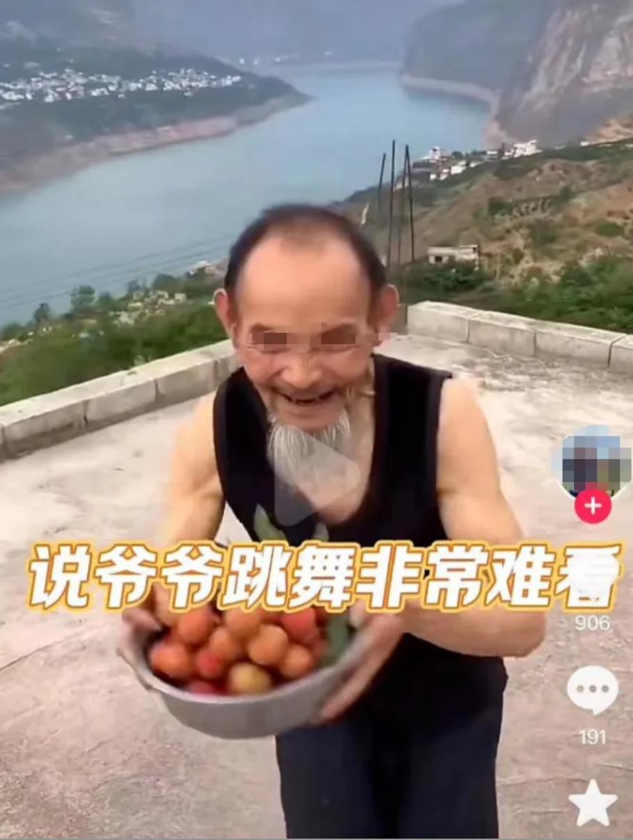 凌晨一点,深圳公厕的一幕,让无数成年人破防了