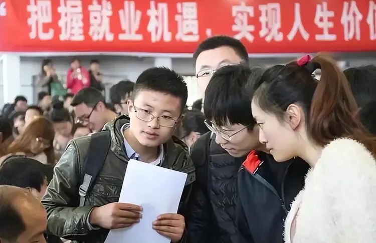 太扎心!28岁女硕士投了8000份简历都没找到工作