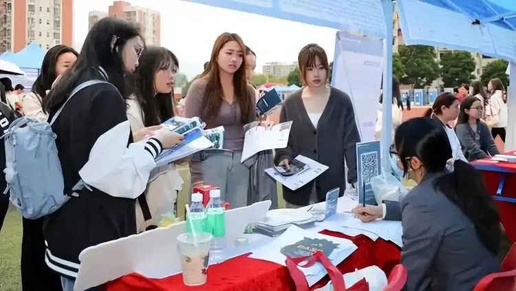 太扎心!28岁女硕士投了8000份简历都没找到工作