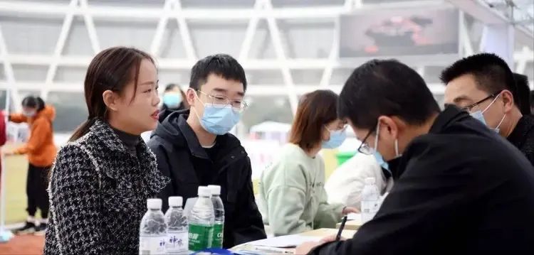 太扎心!28岁女硕士投了8000份简历都没找到工作