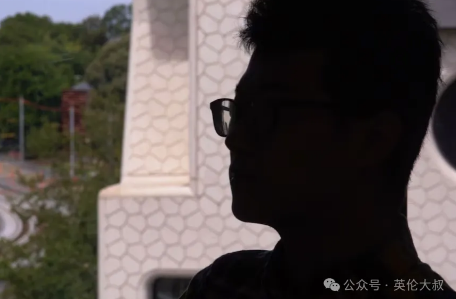 严查中国留学生!名校被曝用中文上课,唯一白人学生崩溃退学?评论区成大型吐槽现场