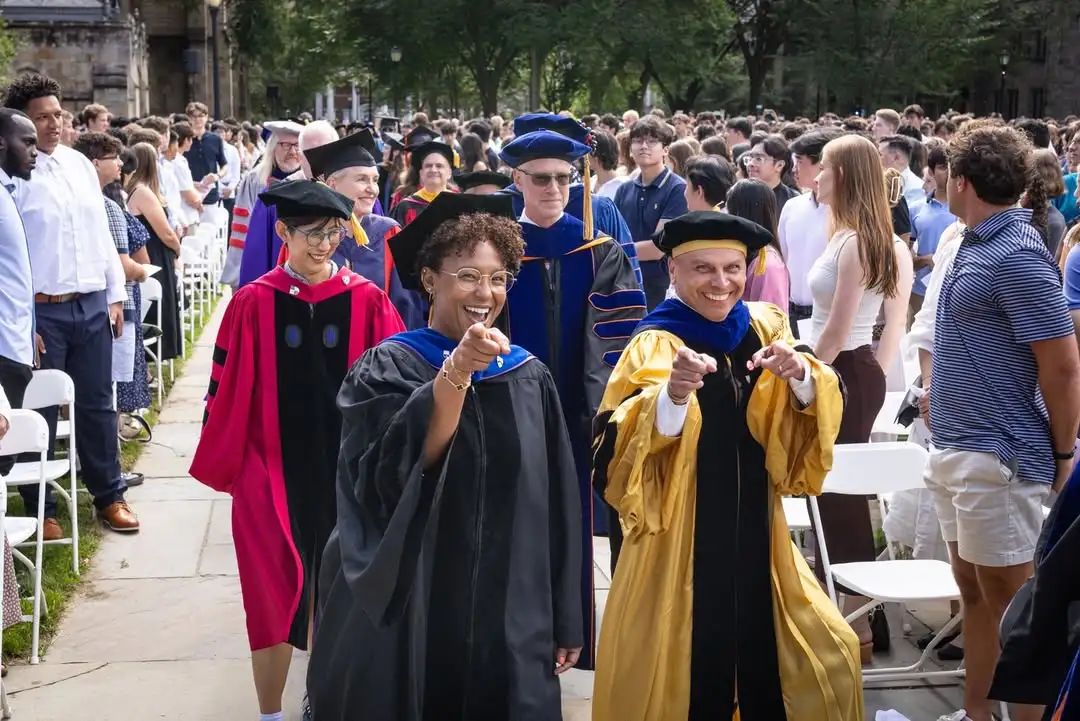 开学第一课 | 耶鲁大学校长2025开学演讲:站在变革时刻(附全程视频+中文译文) Moments of Transition