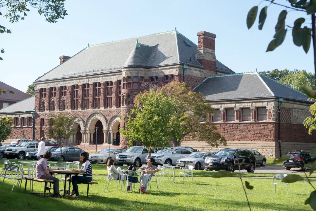 哈佛、耶鲁、牛津、剑桥、MIT、斯坦福迎新周,这些大学彻底“玩疯”了!