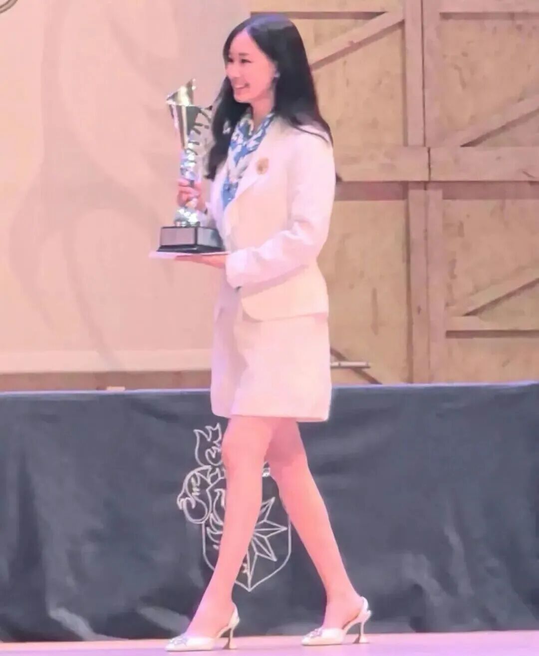 赵文卓女儿成港大新生,今年香港三大挤满全球学霸......