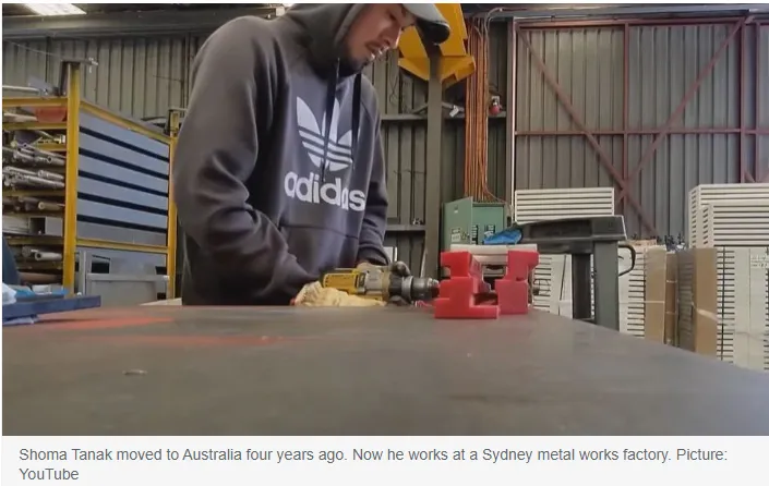 一群日本人在澳洲知名景点前做这事, 本地人瞬间尴尬! 他们集体涌入澳洲, 疯狂内卷…