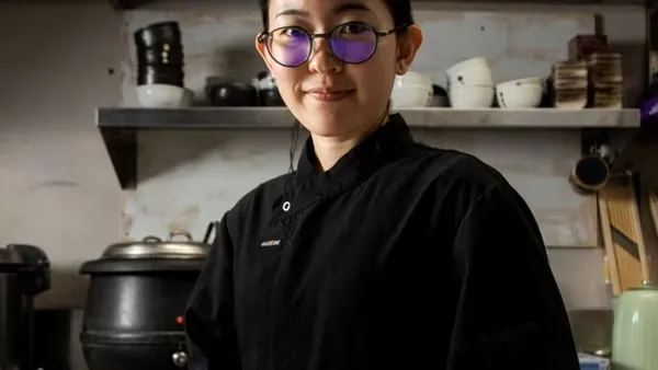 一群日本人在澳洲知名景点前做这事, 本地人瞬间尴尬! 他们集体涌入澳洲, 疯狂内卷…