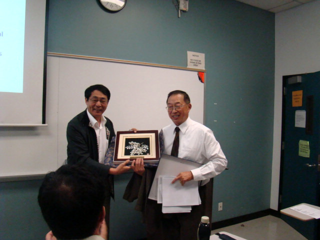 姜镇英教授为加州州立大学（CSUF）大连公共危机管理专题培训班讲课