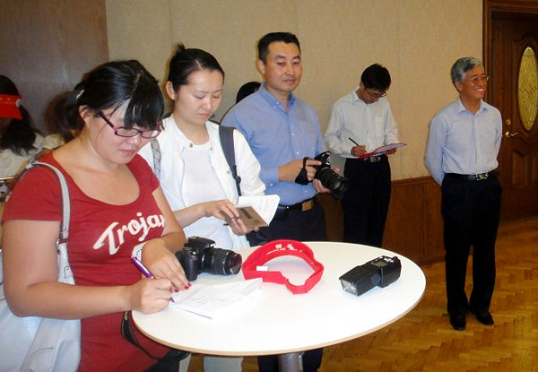 海外华裔青少年寻根之旅在中国驻洛杉矶总领事馆举行夏令营开营仪式
