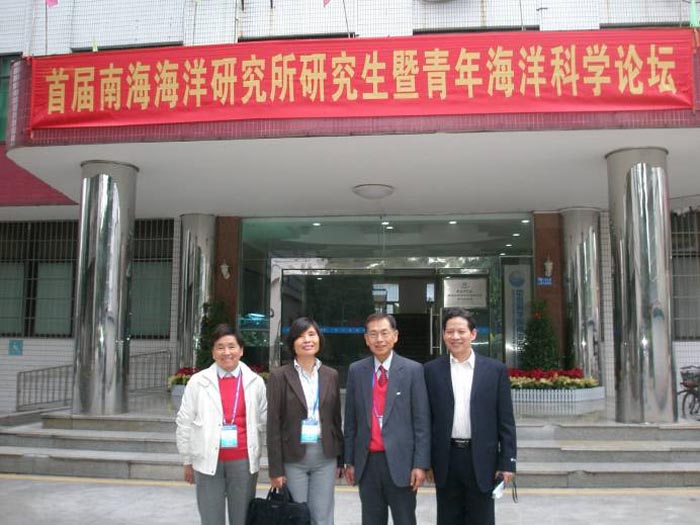 �R科悦，��x�、周崇武率华裔教授专家代表团参加第十三�昧�W人�T交流��纪实