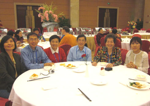 �R科悦，��x�、周崇武率华裔教授专家代表团参加第十三�昧�W人�T交流��纪实