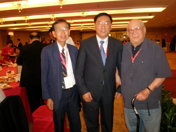 勒公玫、��x�教授代表美国华裔教授专家网出席厦�T海�{两岸���
