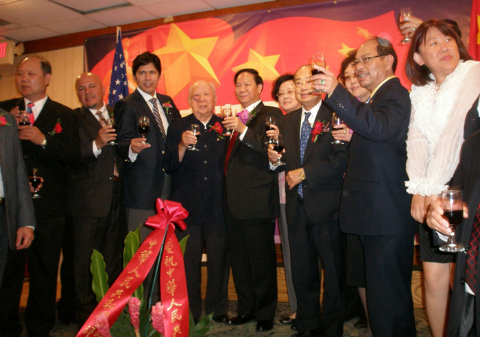 南加华人华侨欢聚洛杉矶中国城 热烈庆祝中华人民共和国建国62周年