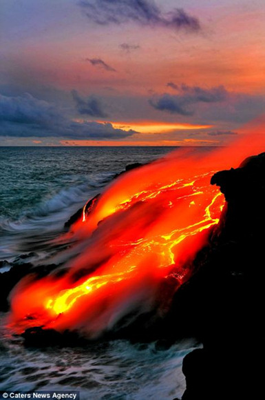 夏威夷火山熔岩和沸腾的海水