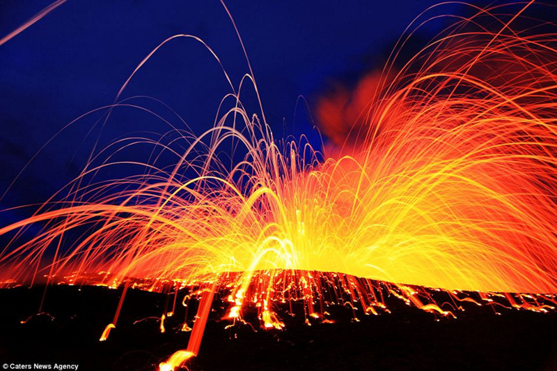 夏威夷火山熔岩和沸腾的海水