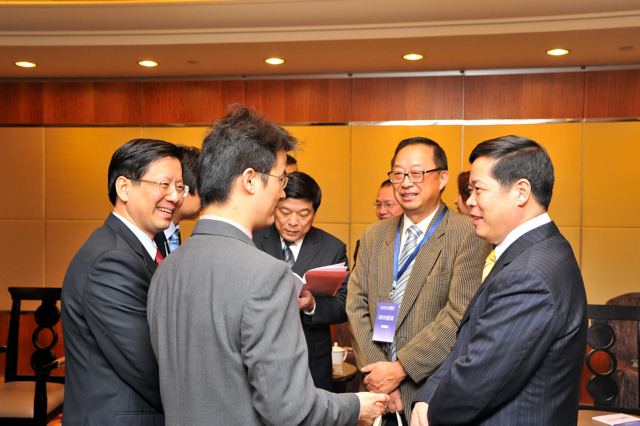 姜镇英教授代表海外专业华人社团在“海外华人精英浦东行”的发言