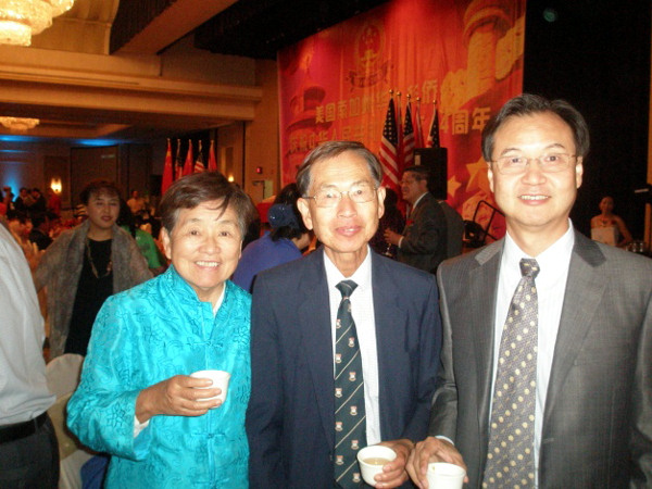 美国华裔教授专家网参加国庆64周年活动