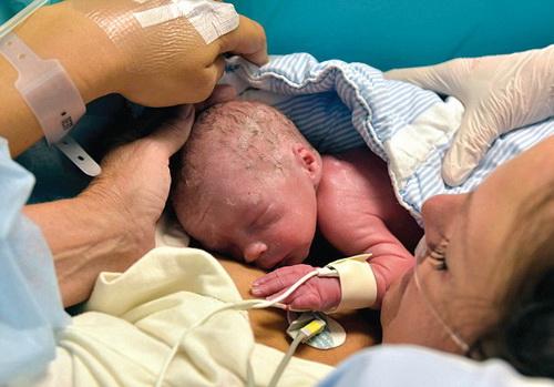 瑞典萨赫尔格雷斯卡大学医院：全球首例“移植子宫”内孕育婴儿降生