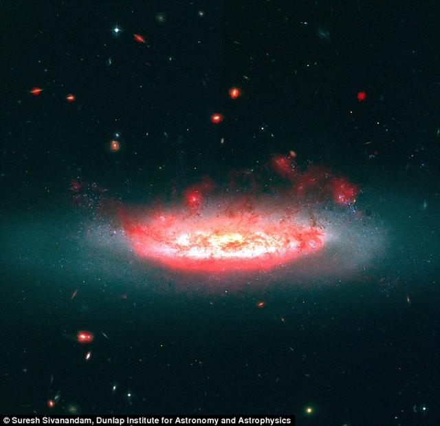 科学家在宇宙中发现三个孤独星系 & 在30年前超新星残骸中发现冲击波