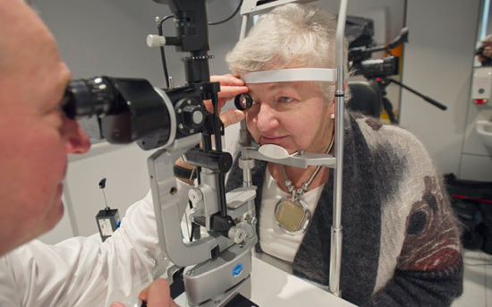 美研发植入式隐形眼镜“Tecnis”  有效解决白内障、散光、远视及近视