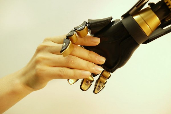 斯坦福大学鲍哲南教授开发新型人造皮肤 可让假肢感知握手轻重
