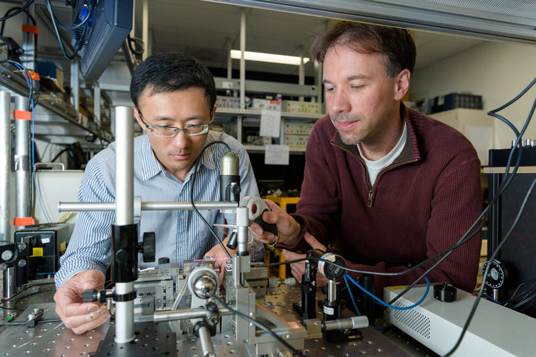斯坦福大学余利奥成功让光子在1.2英里外与电子发生关联