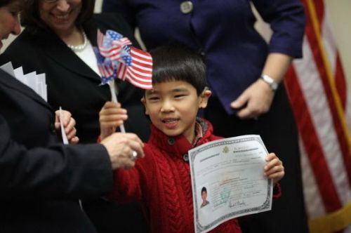 纪念宪法周 白宫鼓励19万华裔绿卡族申请入籍