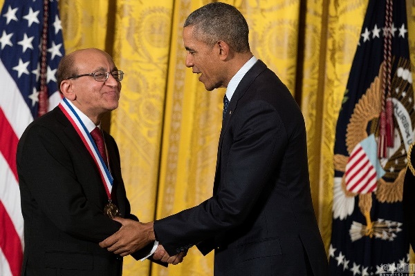 奥巴马向华裔科学家何南施、胡正明教授颁发美国国家科学奖章