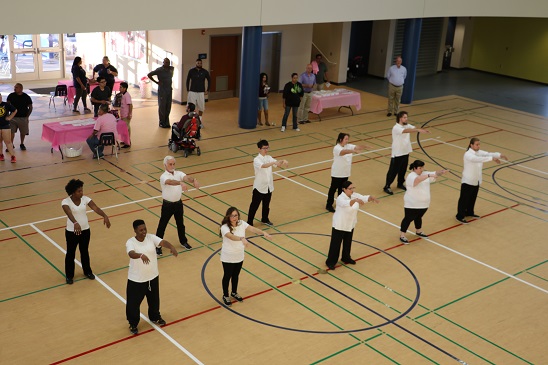 巴斯度健康中心举行落成开幕典礼 美国学生表演中国太极拳惊叹社区