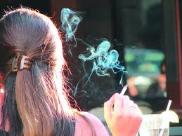 从今年6月9日起 加州合法购烟年龄从18岁提高至21岁