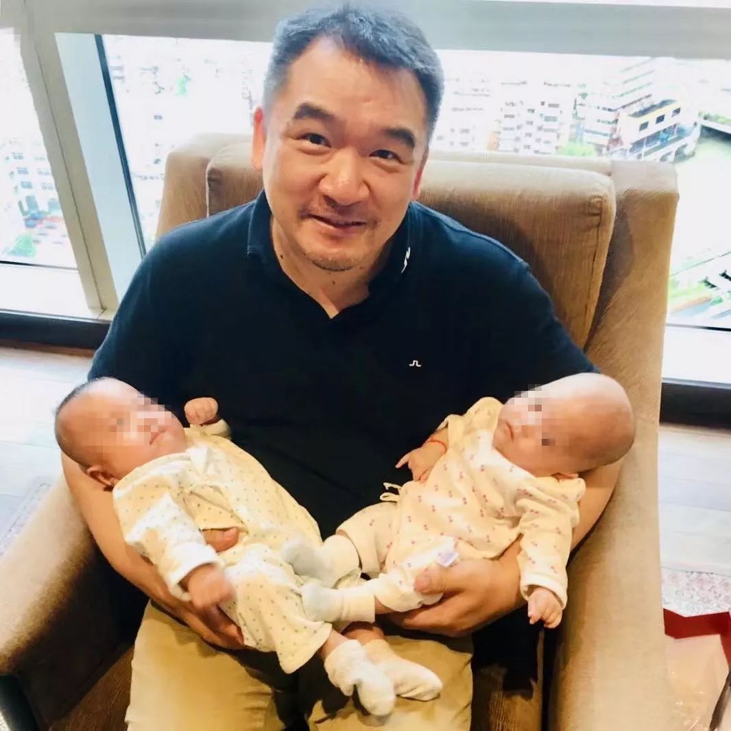 可敬的香港人- 记20年收养2.3万艾滋病遗孤并曾经富有的穷爸爸